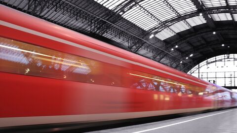 S-Bahn fährt in einen Bahnhof ein S-Bahn fährt in einen Bahnhof ein